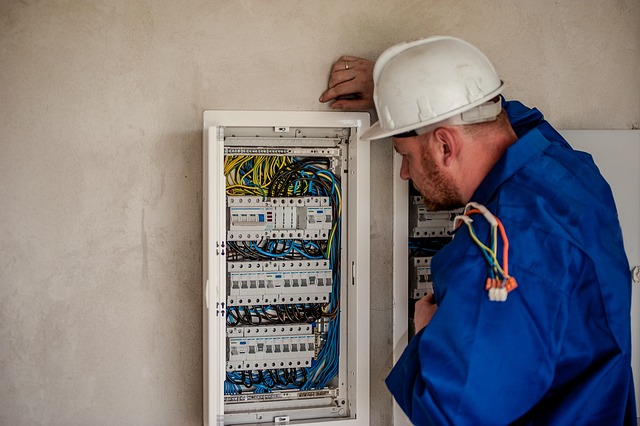 elektryk przy tablicy rozdzielczej